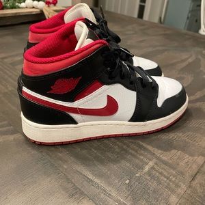 Jordan 1 mid black gym red